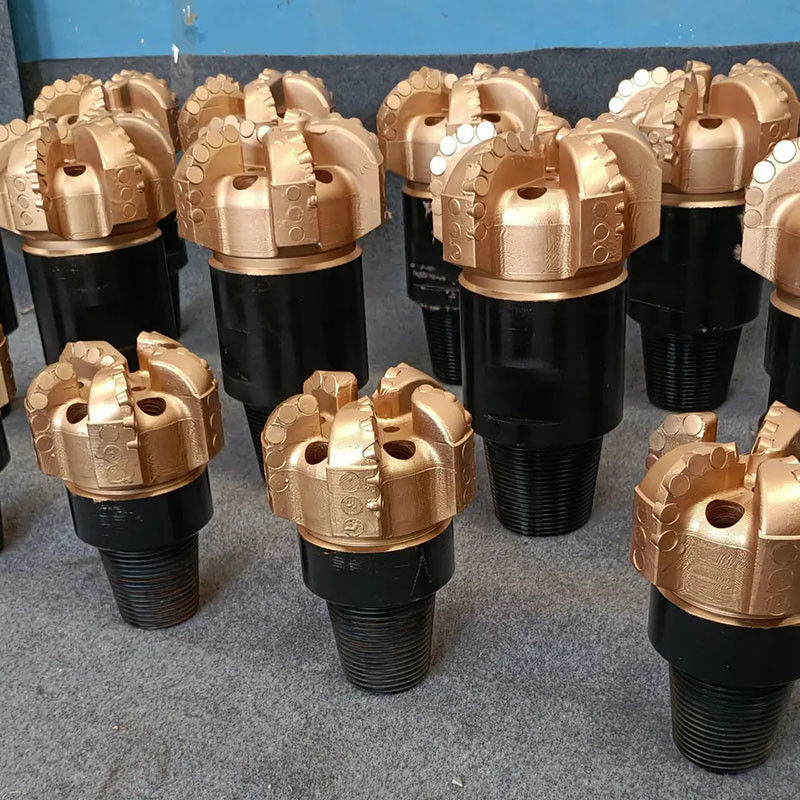 9 1/2 (241.3mm) Pembentukan keras PDC Bor Bit Steel Box Packing Untuk Pertambangan Energi
