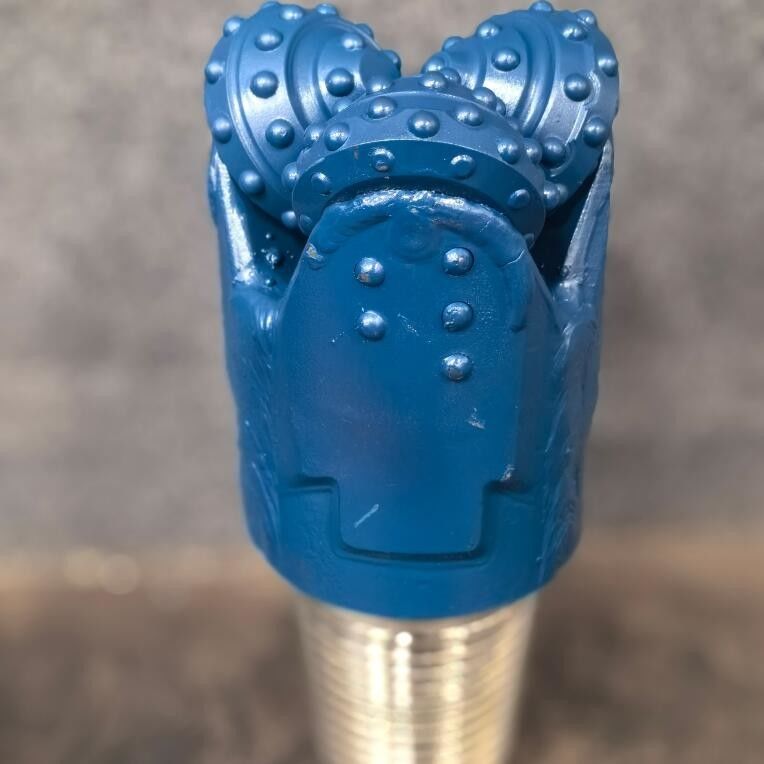 5.5 Inch IADC637 Horisontal Directional Boring Tricone Rock Bor Bit Untuk Formasi Hard