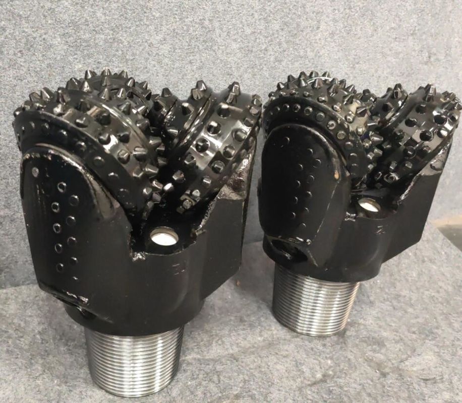 Tricone Roller Bits Untuk Batu Karang Terrain Thread Jenis 2 3/8 Reg Untuk 7 5/8 Reg Horisontal arah Pengeboran