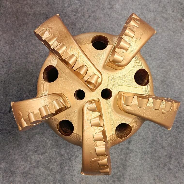 Diamond 98mm 3 Blade Pdc Arc Angle Drill Bit Untuk Air Well Tambang Batubara Pengeboran